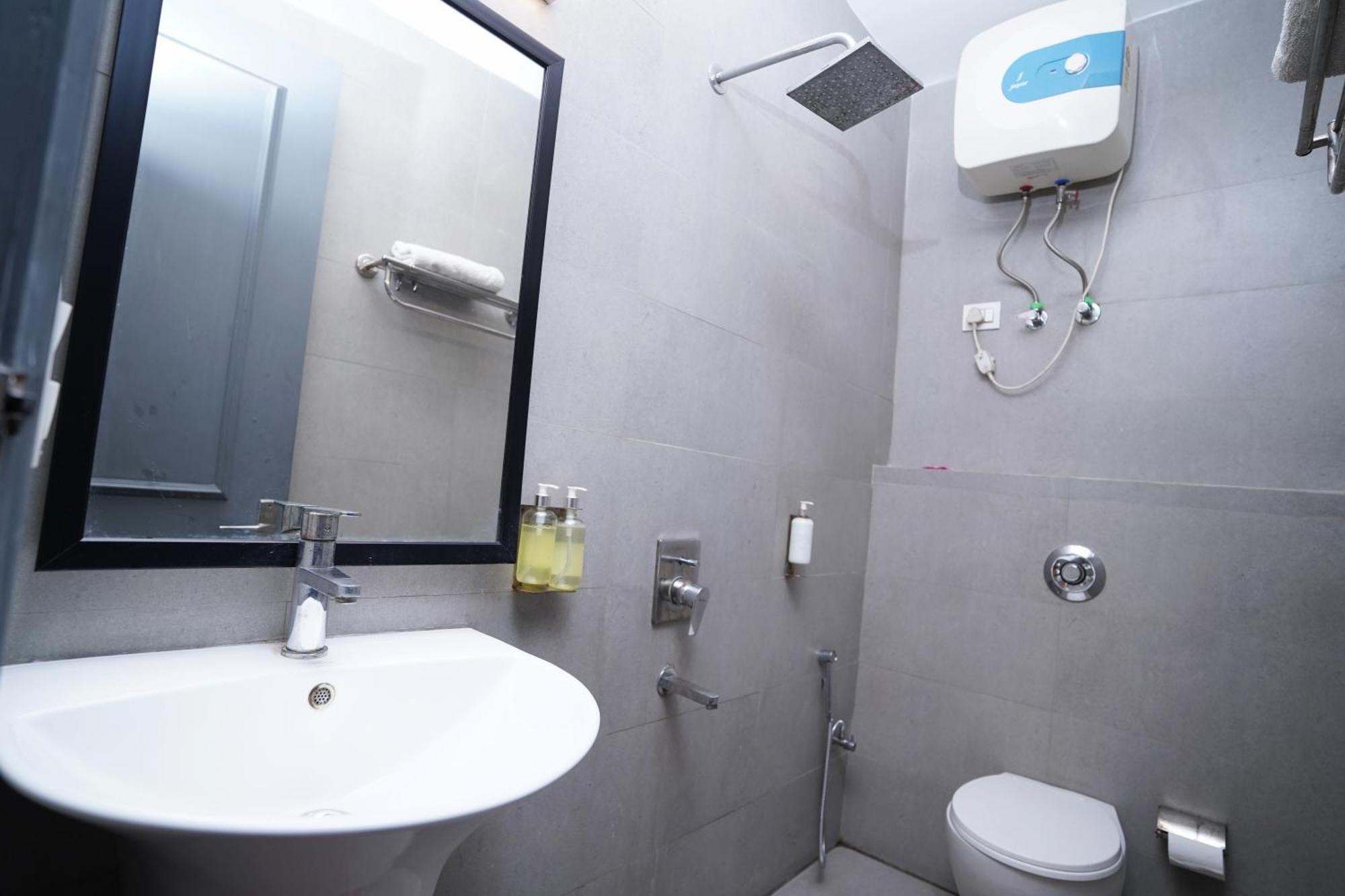Hotel Mira Residency- Outer Ring Road, Paschim Vihar Delhi Zewnętrze zdjęcie