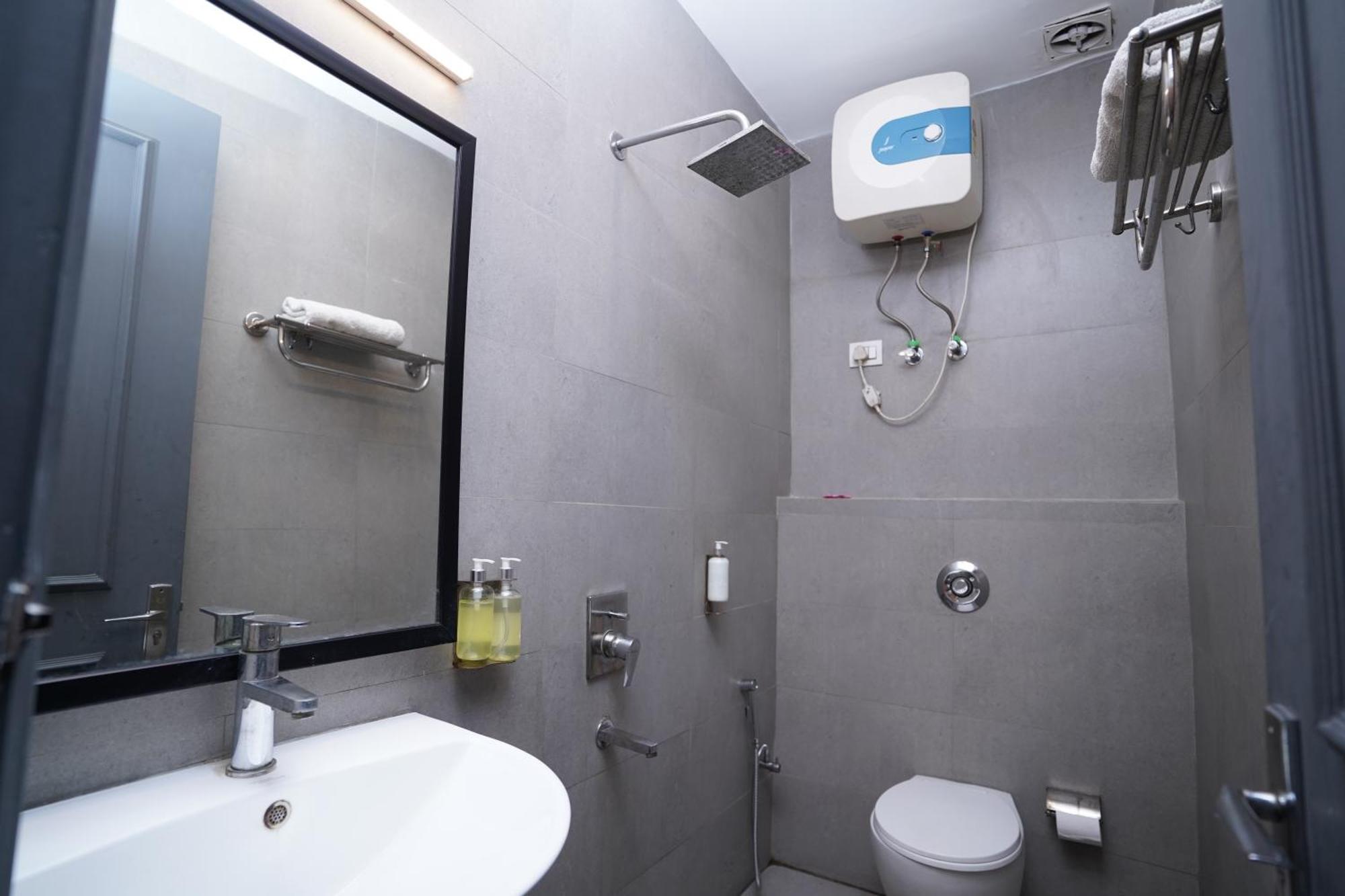 Hotel Mira Residency- Outer Ring Road, Paschim Vihar Delhi Zewnętrze zdjęcie